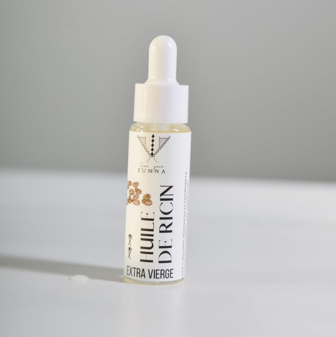 Découvrez les bienfaits de l'huile de ricin : pousse des cheveux, cils, soin de la peau et cataplasme apaisant pour le ventre. Un trésor naturel incontournable !